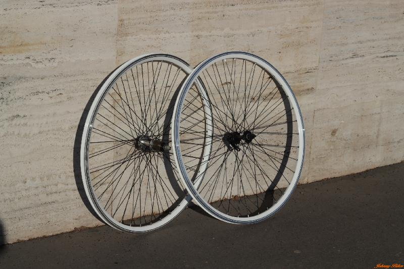 Vuelta 28as fehér 36lyukas kerékszett szegecselt df alumínium felnikkel